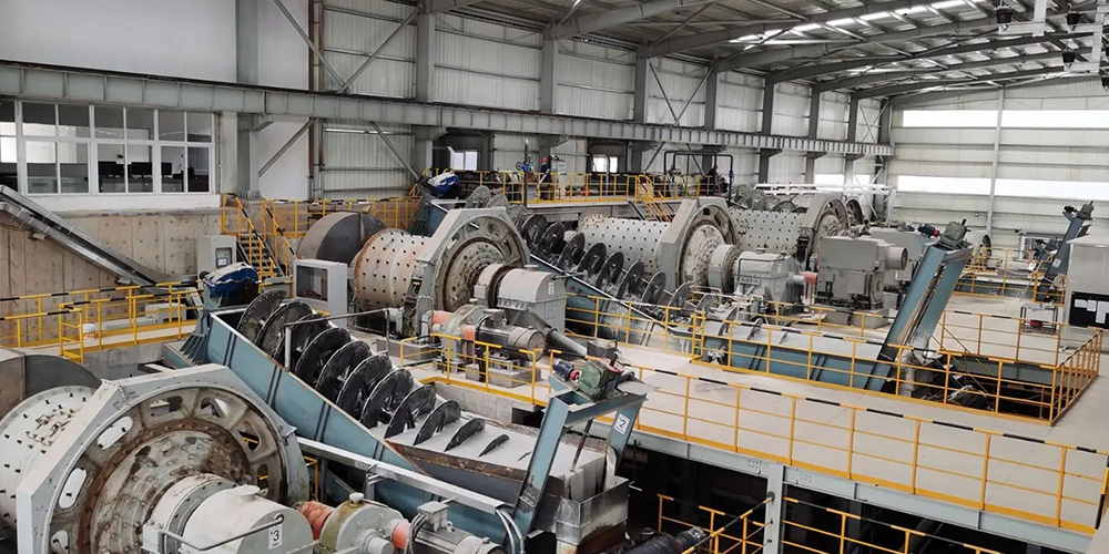 柳州某選礦廠重晶石脫水篩選加色選機提高礦石純色度，提高礦石質量