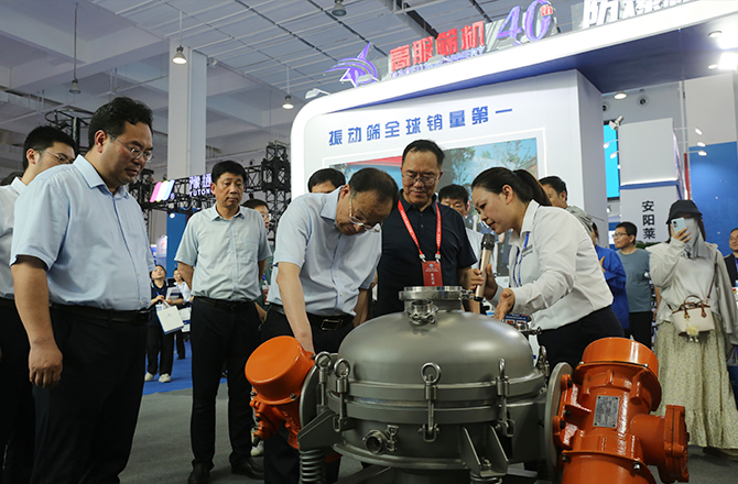 中原農(nóng)谷第二屆振動機械產(chǎn)業(yè)博覽會盛大開幕，新鄉(xiāng)市長魏建平親臨高服展區(qū)指導(dǎo)工作